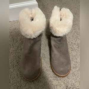 Women’s fur top booties size 8.5 never worn American Eagle